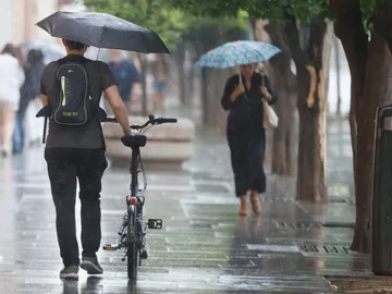 Imagen de personas con paraguas por la lluvia Imagen de personas con paraguas por la lluvia