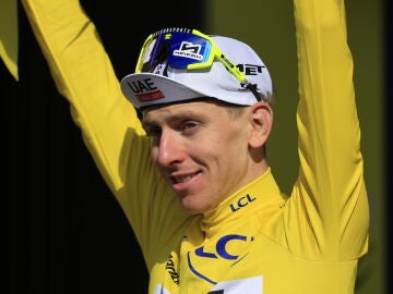 Tadej Pogacar posa con el maillot amarillo del Tour tras la etapa 9