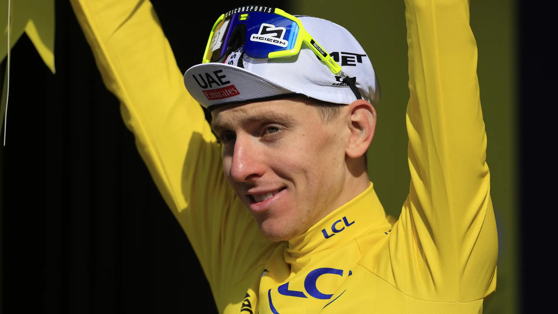 Tadej Pogacar posa con el maillot amarillo del Tour tras la etapa 9 Tadej Pogacar posa con el maillot amarillo del Tour tras la etapa 9