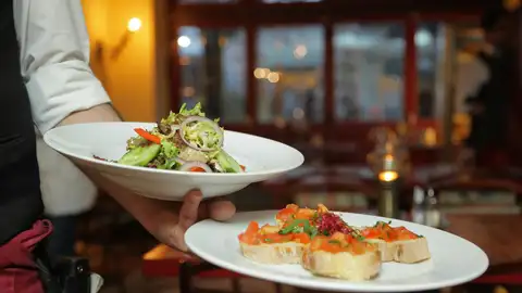 Imagen de archivo de un camarero. Imagen de archivo de un camarero.