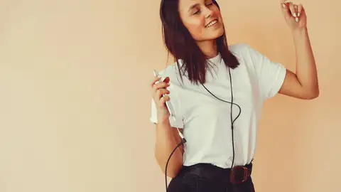 Mujer llevando el ritmo de la música que escucha Mujer llevando el ritmo de la música que escucha