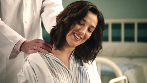 ¡Saltan chispas! Jaime da un íntimo masaje a Luz en la consulta ¡Saltan chispas! Jaime da un íntimo masaje a Luz en la consulta