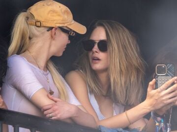 Anya Taylor Joy y Cara Delevingne en el Festival de Glastonbury