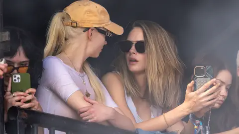 Anya Taylor Joy y Cara Delevingne en el Festival de Glastonbury Anya Taylor Joy y Cara Delevingne en el Festival de Glastonbury
