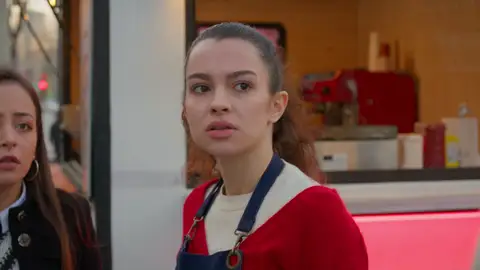 Ayaz da la cara por Asiye después de que ella defendiese a una mujer en plena calle Ayaz da la cara por Asiye después de que ella defendiese a una mujer en plena calle