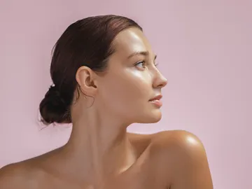 Rostro de mujer joven hidratado y natural Rostro de mujer joven hidratado y natural