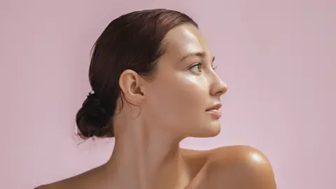 Rostro de mujer joven hidratado y natural Rostro de mujer joven hidratado y natural