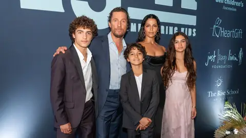 Matthew McConaughey con su mujer Camila Alves y sus tres hijos: Levi McConaughey, Livingston McConaughey y Vida Matthew McConaughey con su mujer Camila Alves y sus tres hijos: Levi McConaughey, Livingston McConaughey y Vida