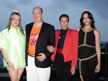 Estefanía de Mónaco al lado de sus hijas y su hermano Alberto II de Mónaco Estefanía de Mónaco al lado de sus hijas y su hermano Alberto II de Mónaco
