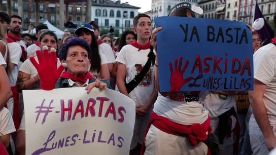 Una multitudinaria concentración, convocada por el movimiento feminista, ha tenido lugar este domingo en la Plaza del Castillo de Pamplona en señal de protesta por una agresión sexual registrada en la capital navarra durante los Sanfermines 2024. Una multitudinaria concentración, convocada por el movimiento feminista, ha tenido lugar este domingo en la Plaza del Castillo de Pamplona en señal de protesta por una agresión sexual registrada en la capital navarra durante los Sanfermines 2024.