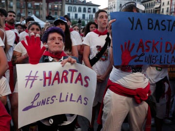 Una multitudinaria concentración, convocada por el movimiento feminista, ha tenido lugar este domingo en la Plaza del Castillo de Pamplona en señal de protesta por una agresión sexual registrada en la capital navarra durante los Sanfermines 2024.
