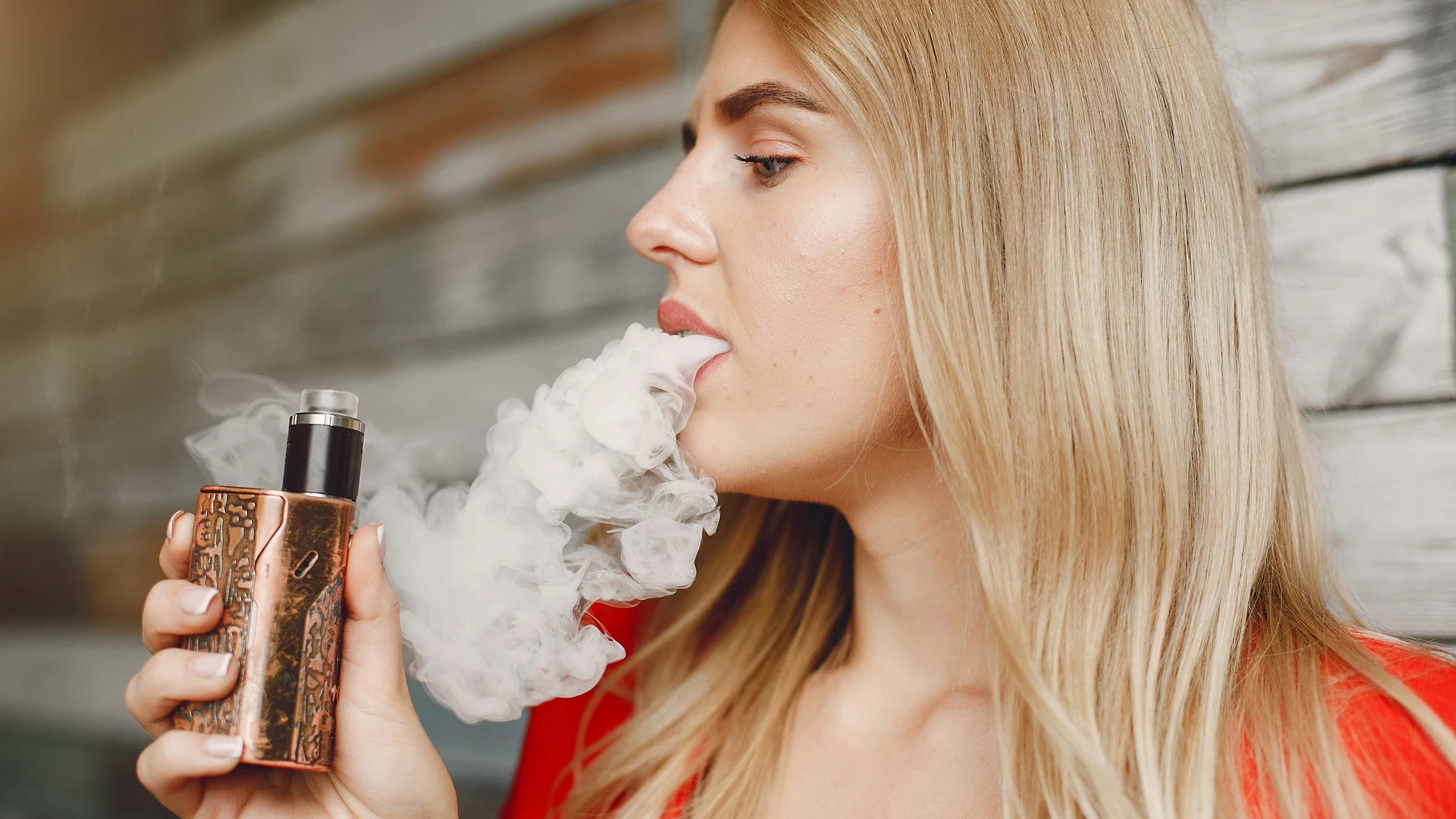 Una mujer vapeando Una mujer vapeando