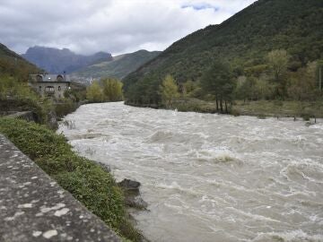Imagen de archivo de la crecida del río Ara a su paso por Huesca