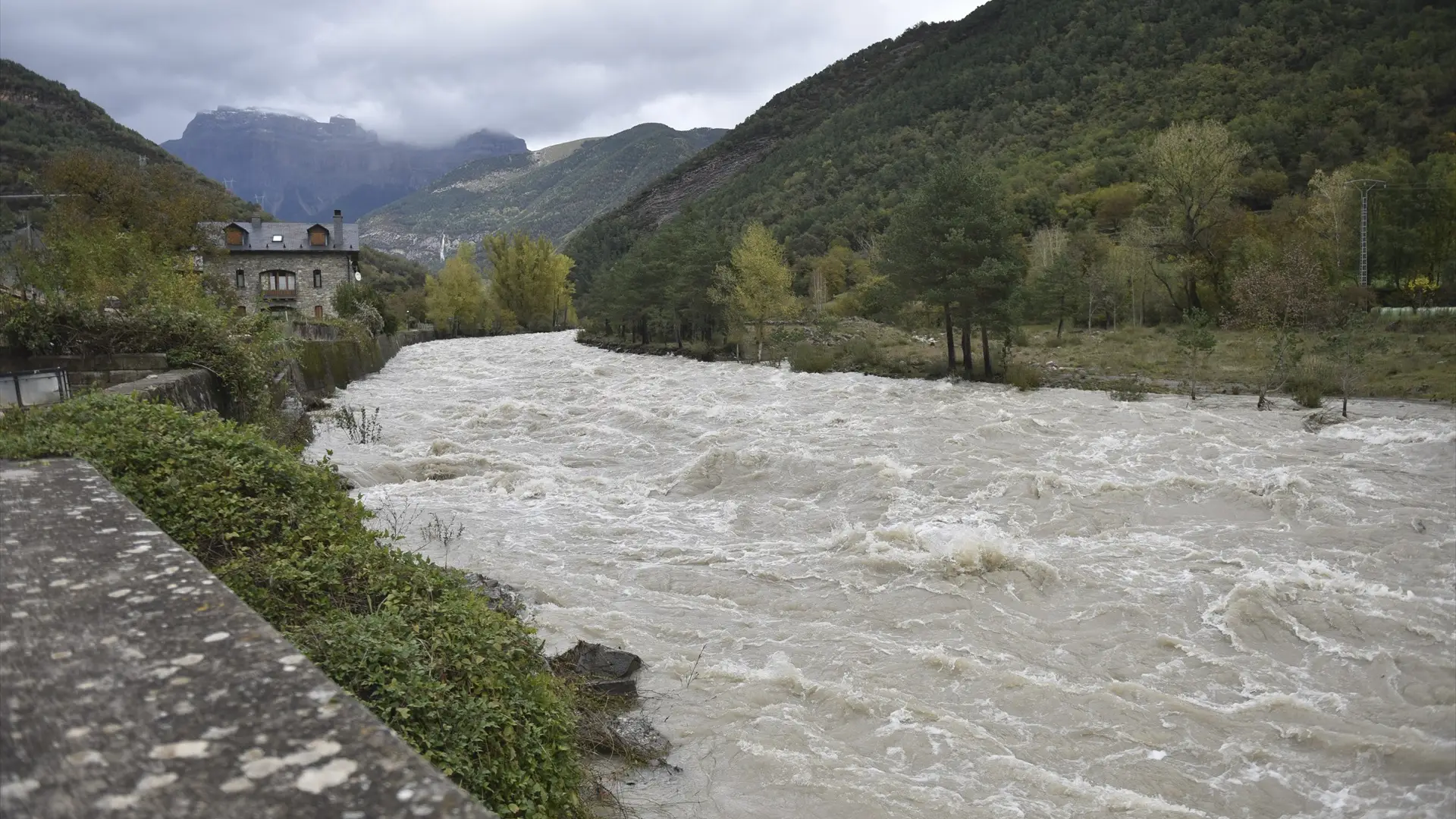 Imagen de archivo de la crecida del r&iacute;o Ara a su paso por Huesca
