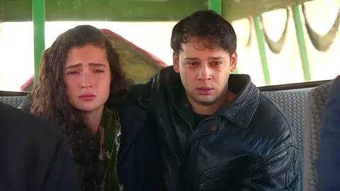 Oğulcan y Aybike, arropados por Orhan y su familia, le dan el último adiós a Sengül: “Mamá, no te vayas” 