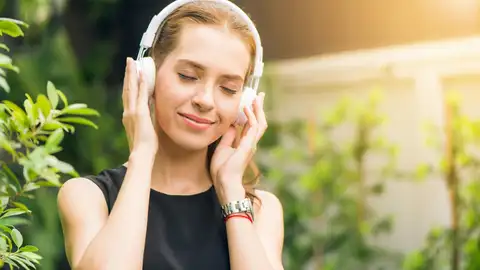 Mujer relajada escuchando música Mujer relajada escuchando música