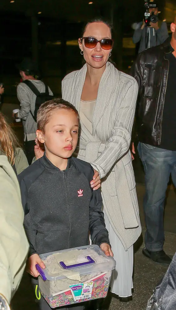 Angelina Jolie con su hijo Knox Angelina Jolie con su hijo Knox