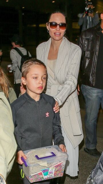 Angelina Jolie con su hijo Knox