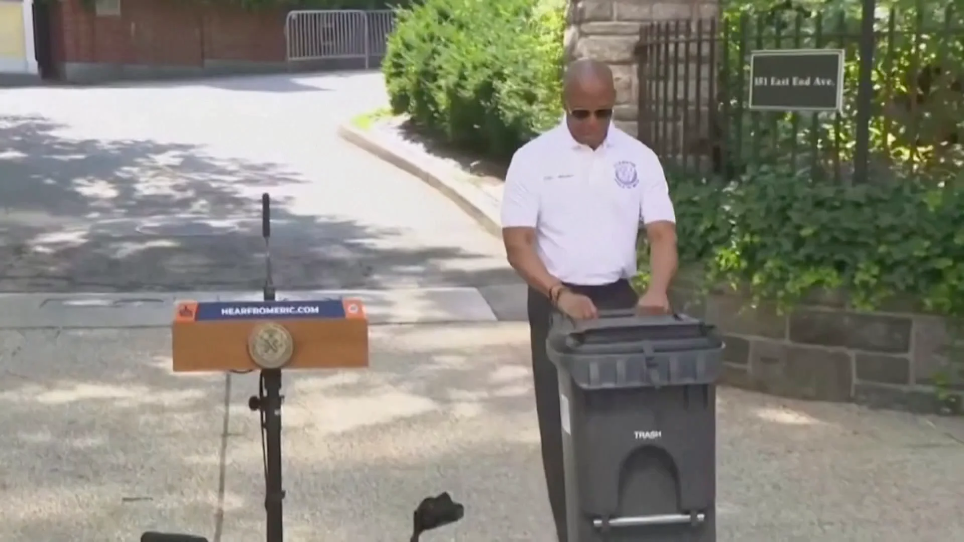 El alcade de Nueva York presentando los nuevos contenedores El alcade de Nueva York presentando los nuevos contenedores
