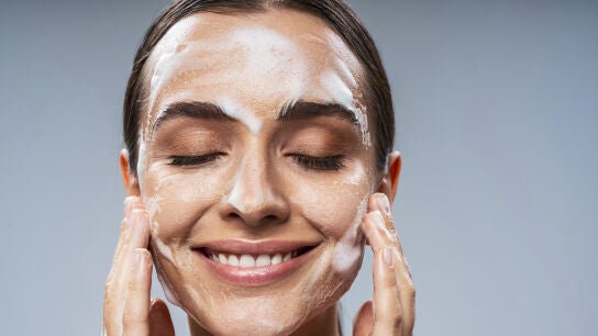 Una mujer haci&eacute;ndose la rutina de belleza