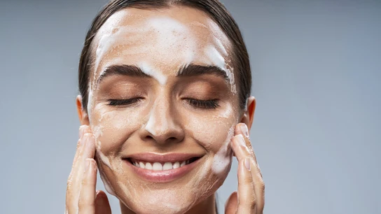 Una mujer haciéndose la rutina de belleza Una mujer haciéndose la rutina de belleza