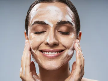 Una mujer haciéndose la rutina de belleza Una mujer haciéndose la rutina de belleza