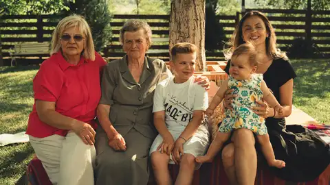 Foto familiar con varias generaciones Foto familiar con varias generaciones