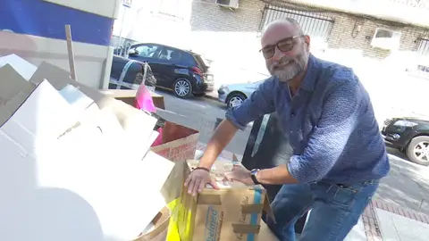 Raúl García busca en la basura. Raúl García busca en la basura.