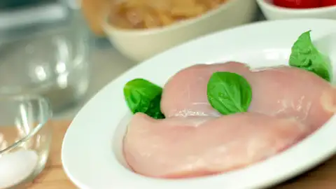 Pechugas de pollo crudas fuera de la nevera Pechugas de pollo crudas fuera de la nevera