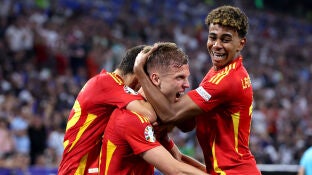 Dani Olmo y Lamine Yamal celebran el segundo gol de Espa&ntilde;a ante Francia en las semifinales de la Eurocopa