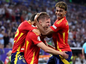 Dani Olmo y Lamine Yamal celebran el segundo gol de España ante Francia en las semifinales de la Eurocopa
