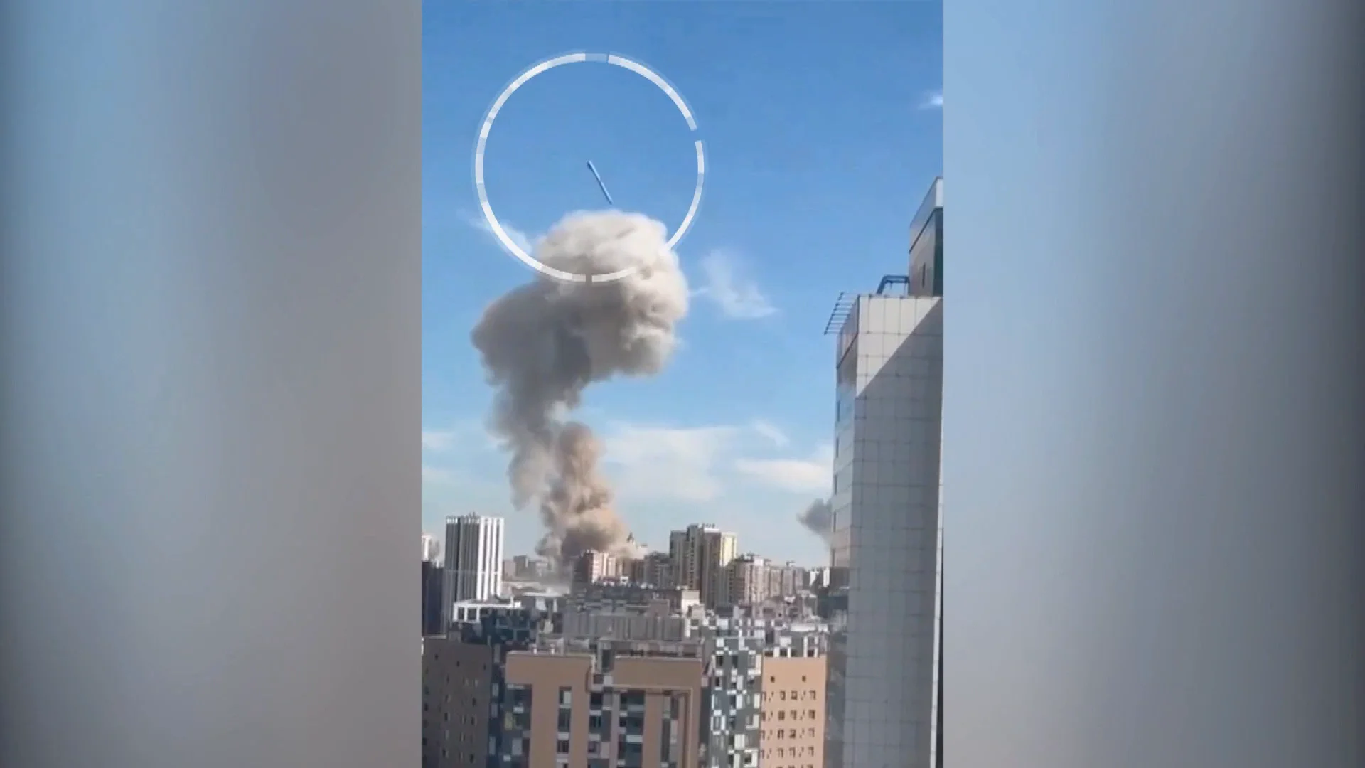 El momento en el que impacta el misil El momento en el que impacta el misil