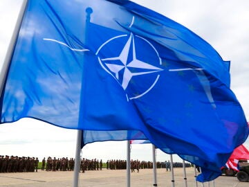 Imagen de archivo de banderas de la OTAN