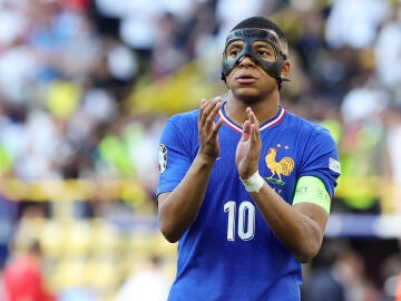 Mbappe con la máscara en un partido de la Eurocopa