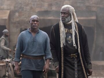 Abubakar Salim y Steve Toussaint como Alyn de Hull y Corlys Velaryon en La Casa del Dragón
