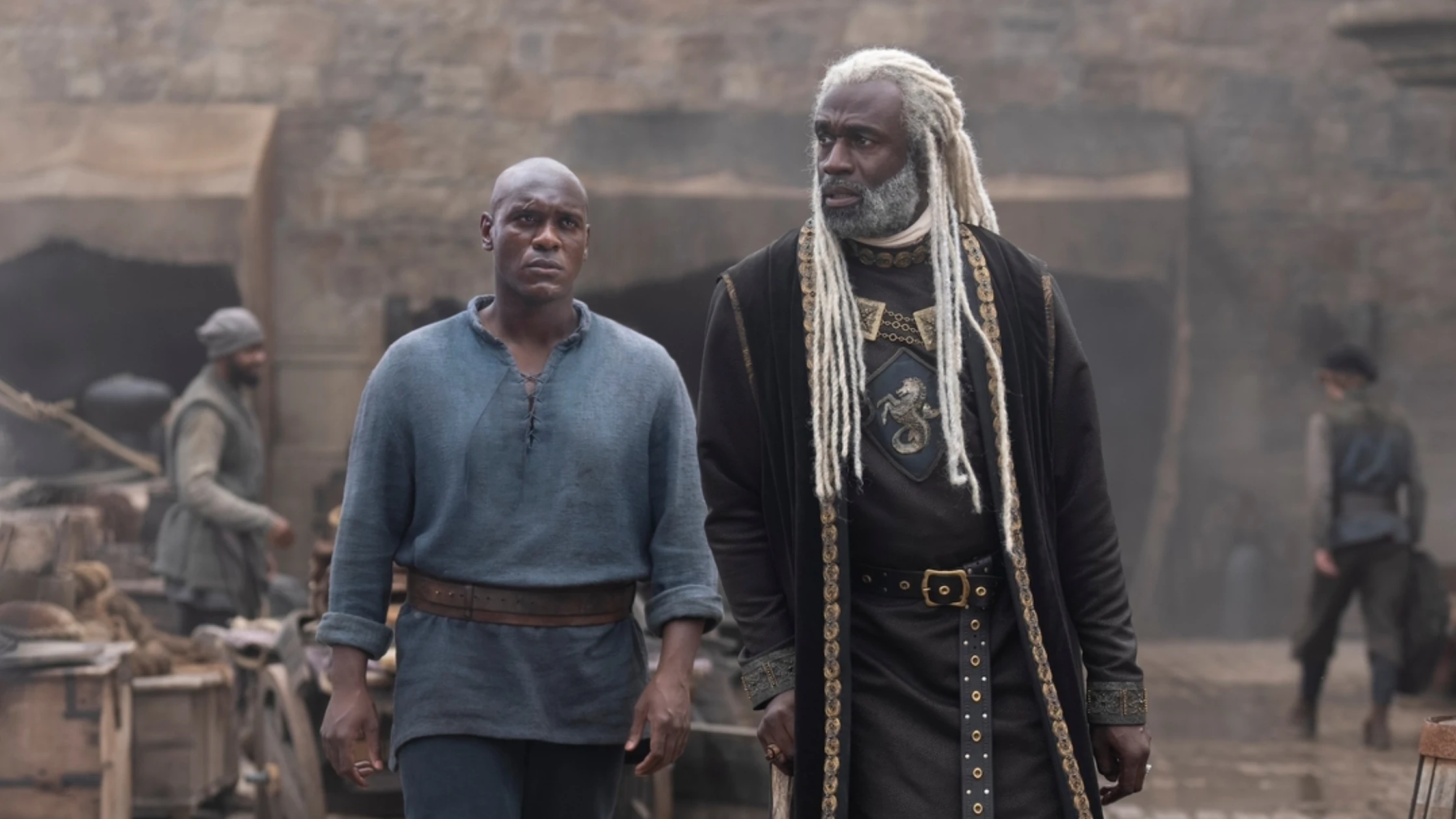 Abubakar Salim y Steve Toussaint como Alyn de Hull y Corlys Velaryon en La Casa del Dragón Abubakar Salim y Steve Toussaint como Alyn de Hull y Corlys Velaryon en La Casa del Dragón