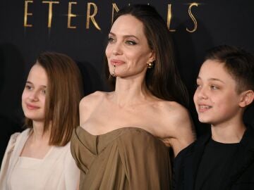 Angelina Jolie con sus hijos Vivienne y Knox