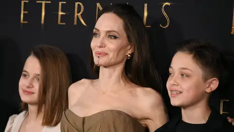 Angelina Jolie con sus hijos Vivienne y Knox Angelina Jolie con sus hijos Vivienne y Knox