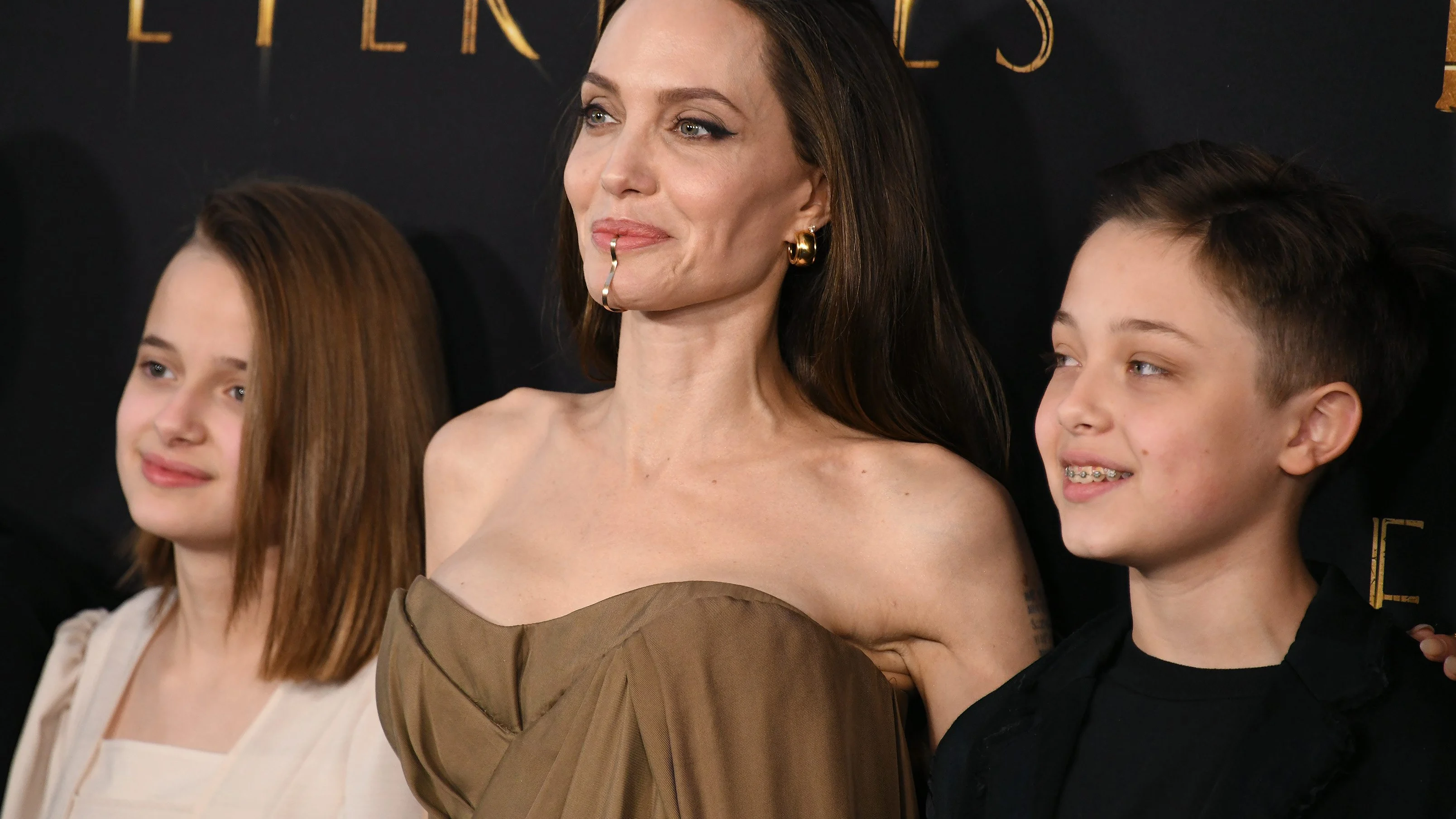 Angelina Jolie con sus hijos Vivienne y Knox Angelina Jolie con sus hijos Vivienne y Knox