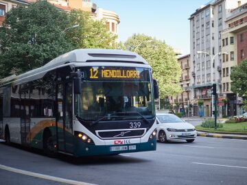 Imagen de un autobús urbano circulando por Pamplona