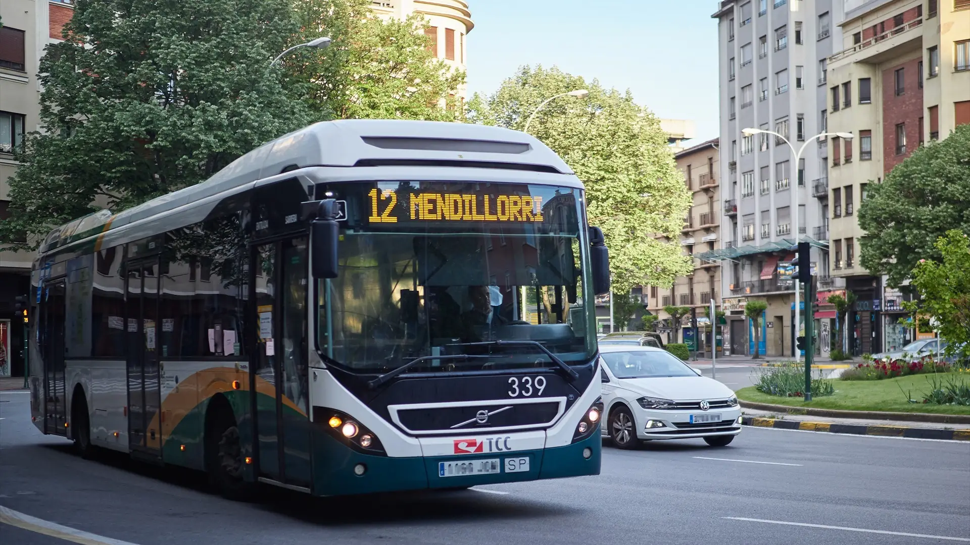 Imagen de un autobús urbano circulando por Pamplona Imagen de un autobús urbano circulando por Pamplona