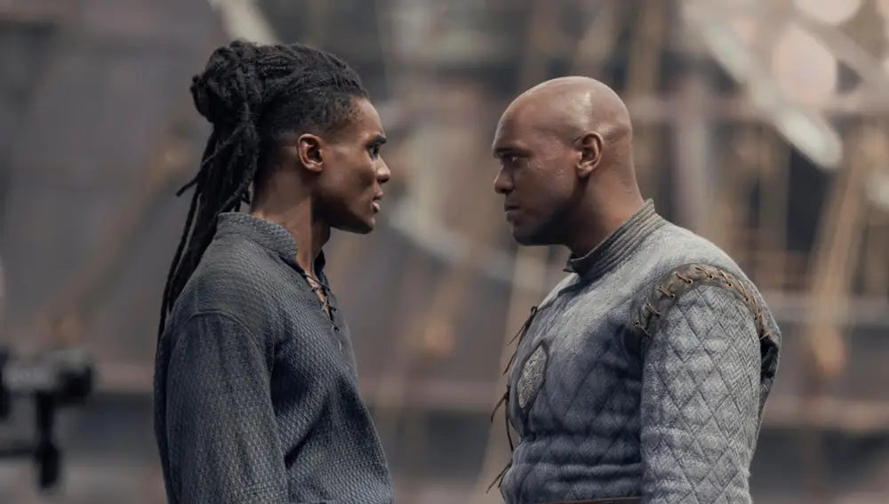Clinton Liberty y Abubakar Salim como Addam y Alyn de Hull en La Casa del Dragón Clinton Liberty y Abubakar Salim como Addam y Alyn de Hull en La Casa del Dragón