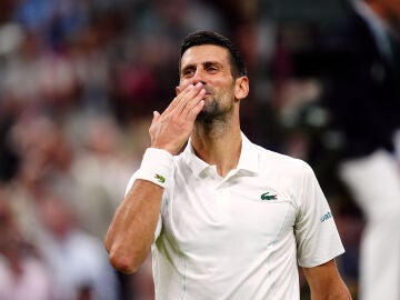 Djokovic se lleva por delante a Rune en Wimbledon y desafía a la grada