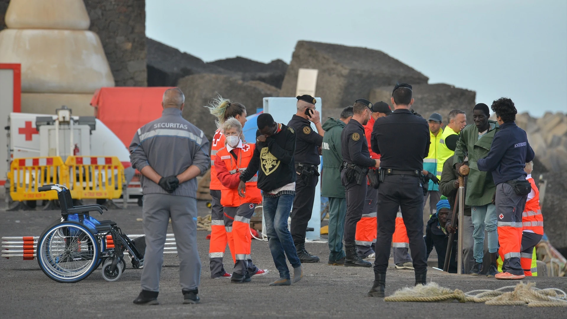 Migrantes llegan al Muelle de La Restinga Migrantes llegan al Muelle de La Restinga