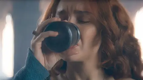 Alicent bebe té de luna en 2x04 de La Casa del Dragón Alicent bebe té de luna en 2x04 de La Casa del Dragón