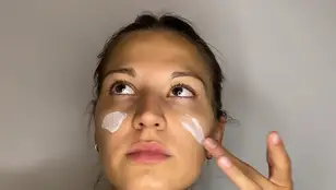Mujer haciéndose el skincare