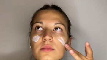 Mujer haciéndose el skincare