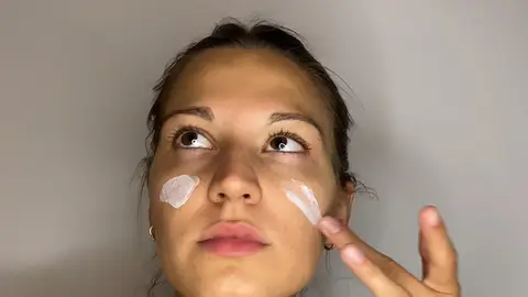 Mujer haciéndose el skincare Mujer haciéndose el skincare