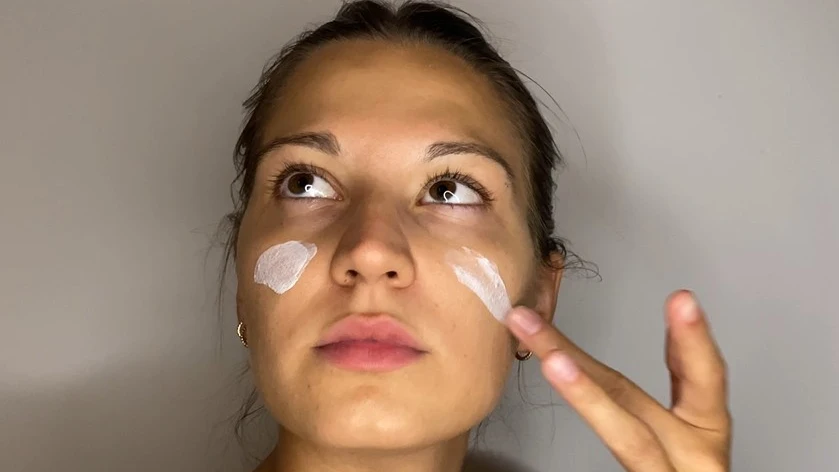 Mujer haciéndose el skincare Mujer haciéndose el skincare