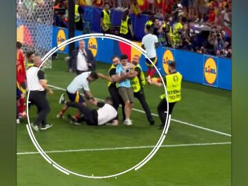 Morata recibe un golpe en la rodilla durante la celebración de España